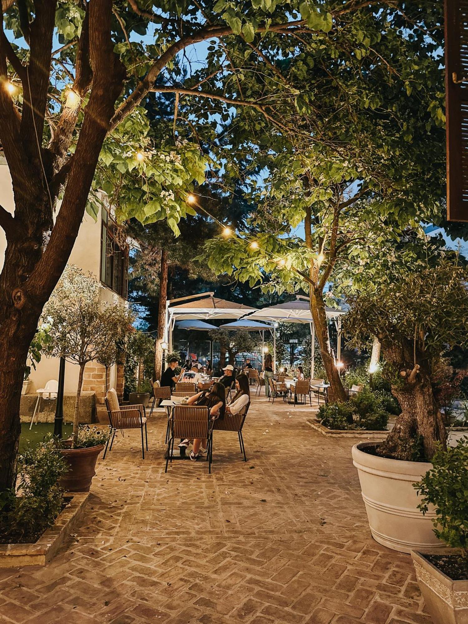Seven Cafe & Hotel โปกราเดซ ภายนอก รูปภาพ